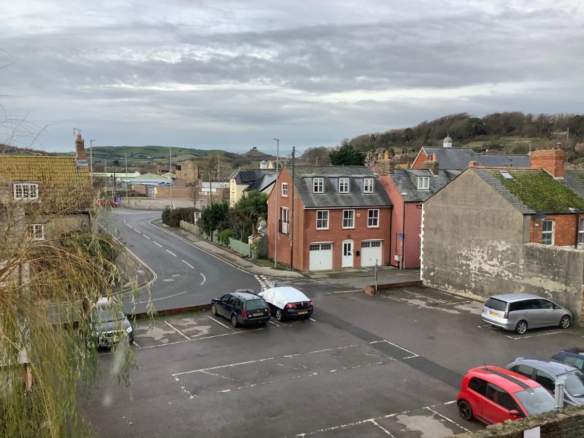 Relaxing Townhouse In The Heart Of Bridport Villa Bagian luar foto